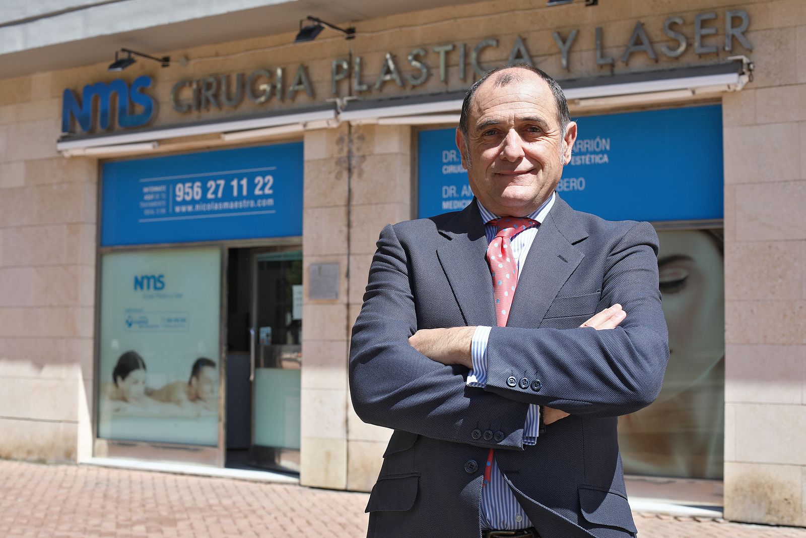 Nicolás Maestro Sarrión, organizador de la jornada, delante de su clínica de Cádiz.