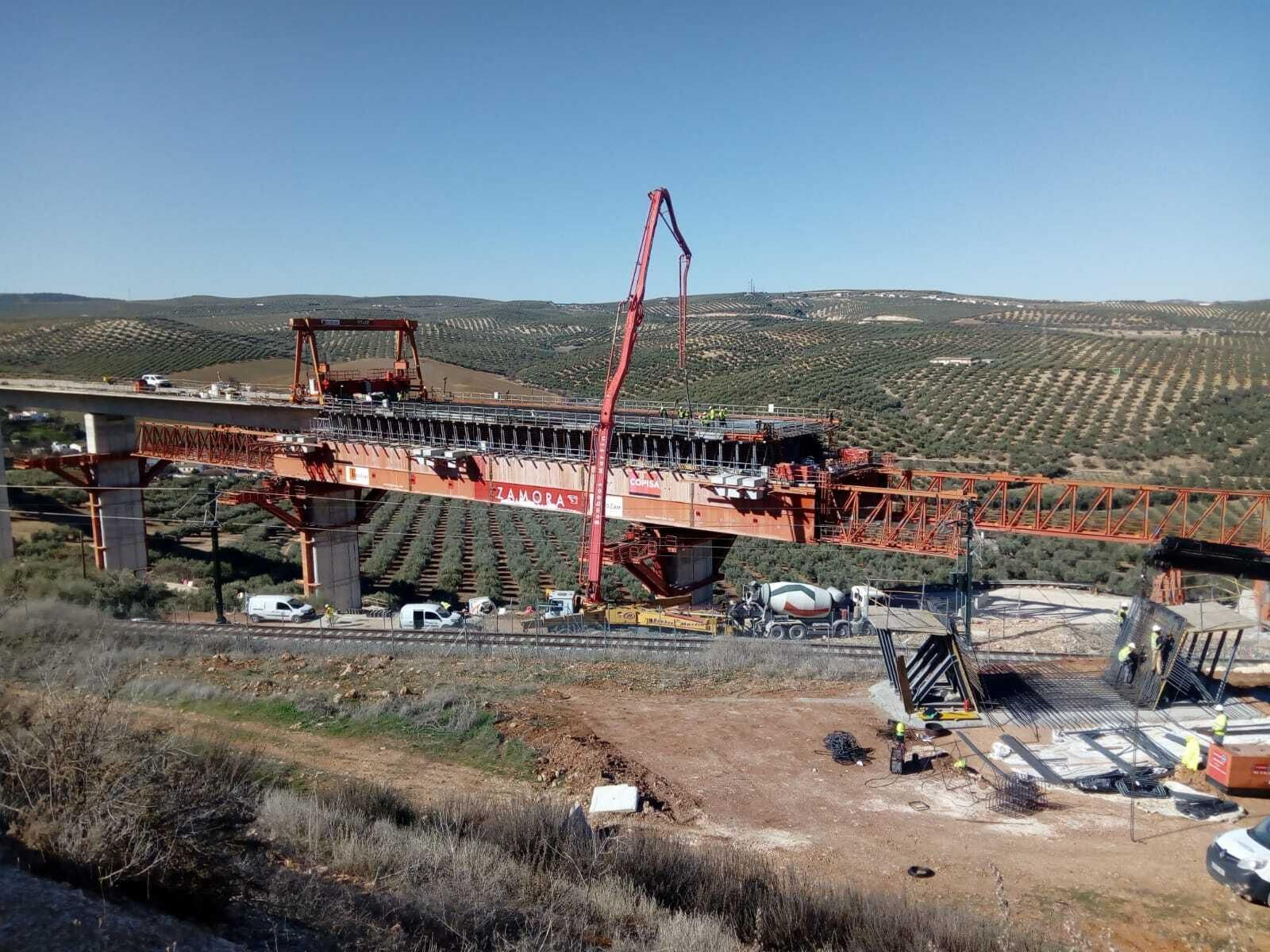 La extensión de la plataforma del viaducto de Riofrío está a punto de tocar tierra.