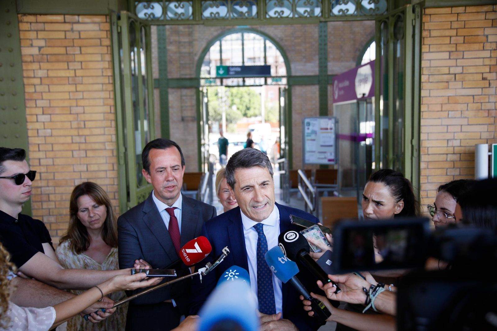 El delegado del Gobierno, Pedro Fernández, visita la estación histórica de Renfe en Almería, en imágenes