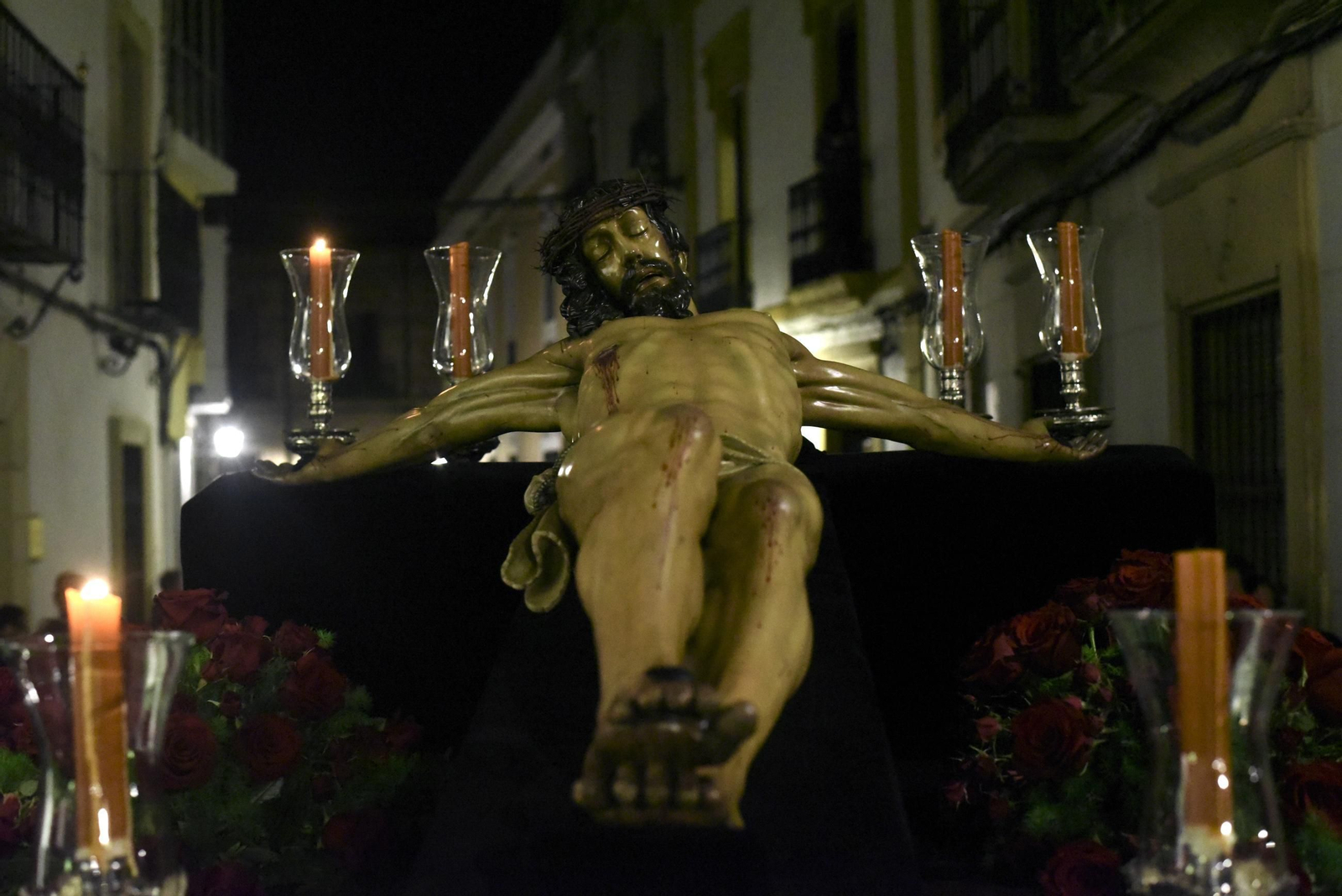 Las mejores imágenes del vía crucis del Cristo de la Clemencia en Córdoba
