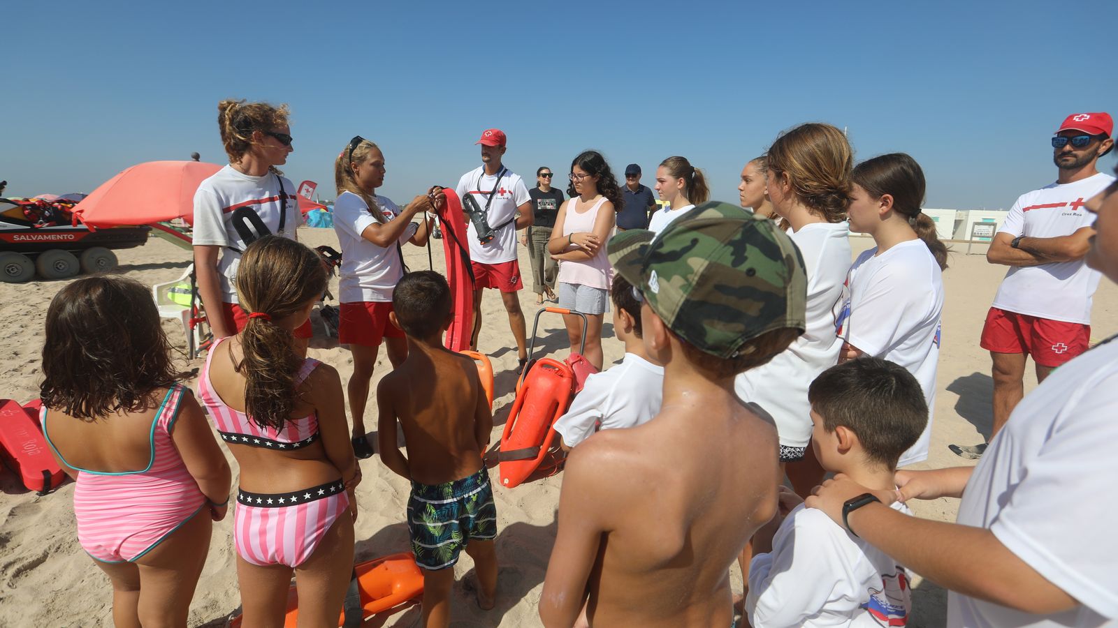 Taller para peques socorristas desarrollado en la playa de Camposoto.
