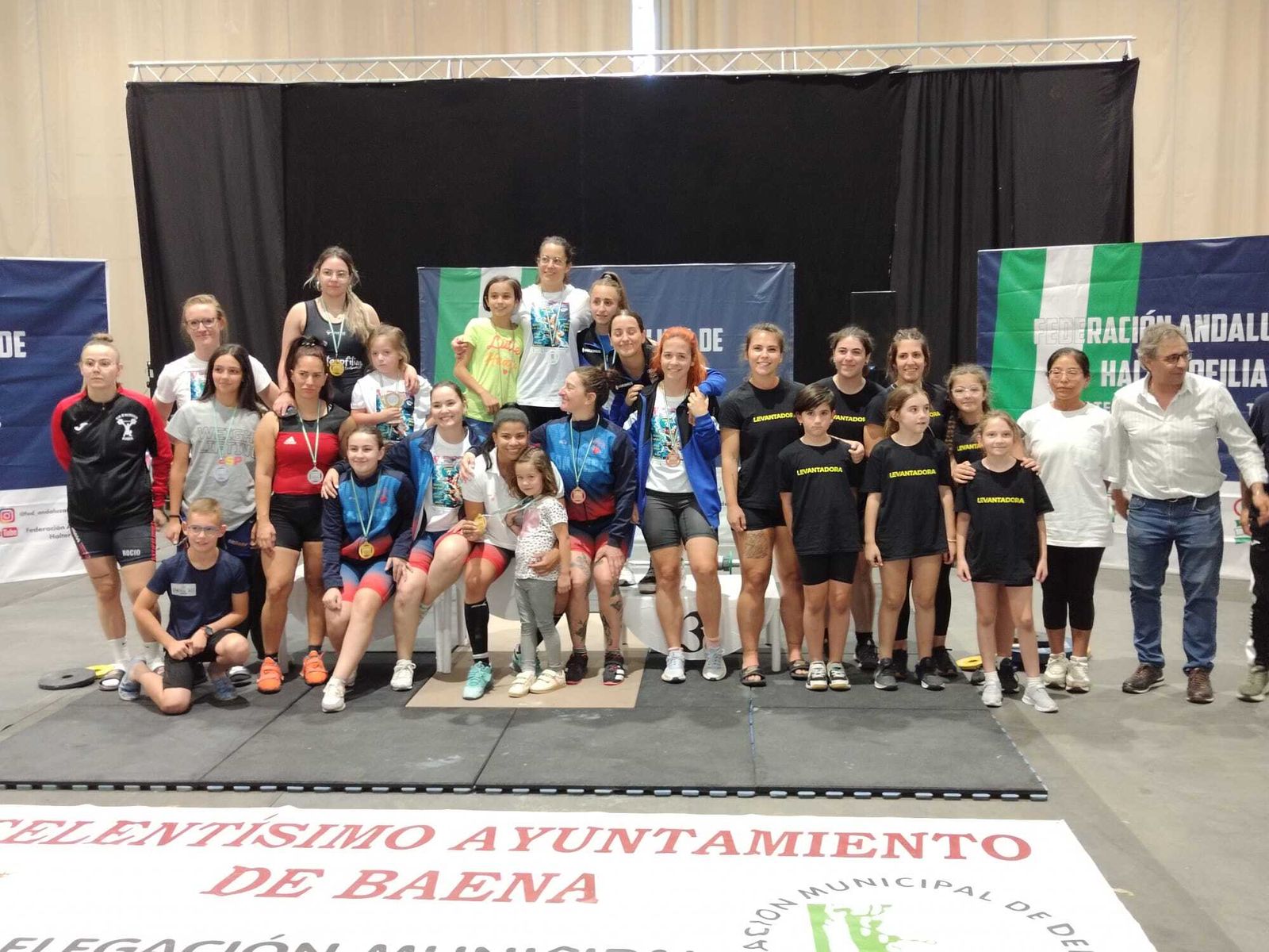 Varias deportistas posan tras la jornada de halterofilia de Baena.