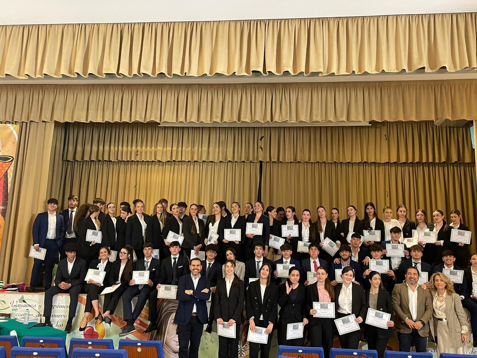 Los alumnos del Colegio Regina Mundi de Granada que participaron en el certamen.