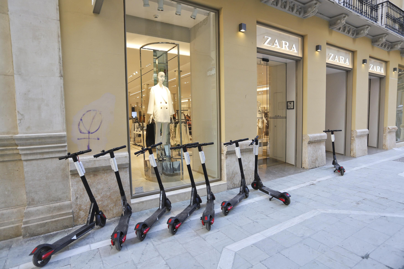 Ocho patinetes aparcados ayer en una calle peatonal del Centro.