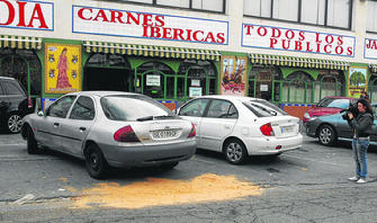 Un cámara de televisión graba los restos del atropello en la mañana del pasado domingo.