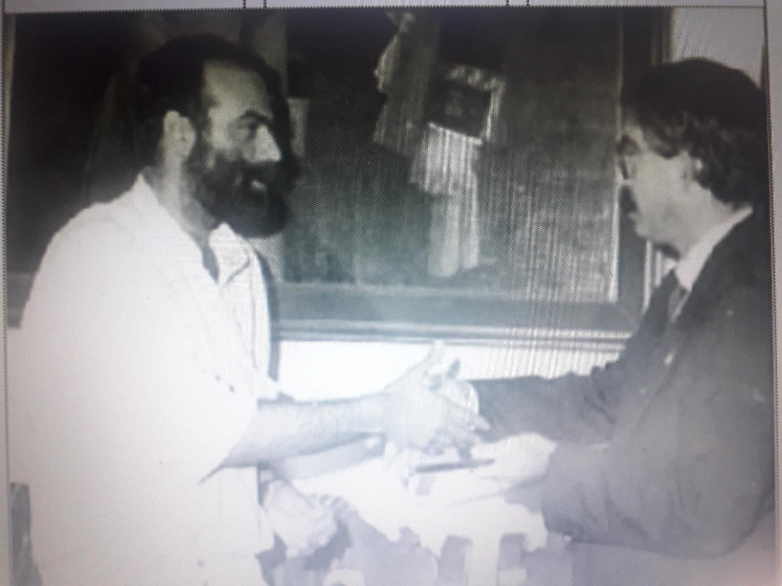 Antonio Roldán (izq.), saluda a Saturnino Iglesias (PSOE), quien le relevaría en la Alcaldía de Conil en 1991 tras su renuncia.