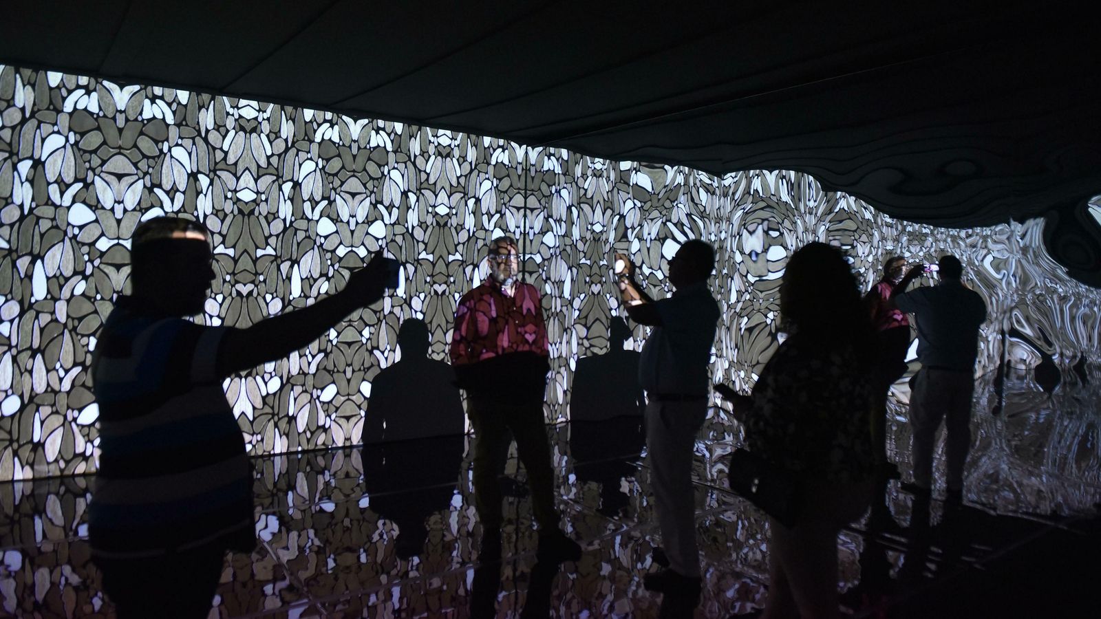 Efectos visuales inundan la sala.