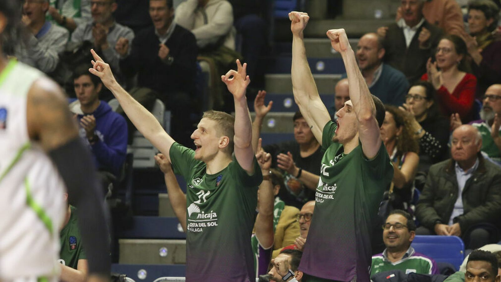 Waczynski y Rubén Guerrero celebran una canasta en el partido contra el Tofas Bursa.