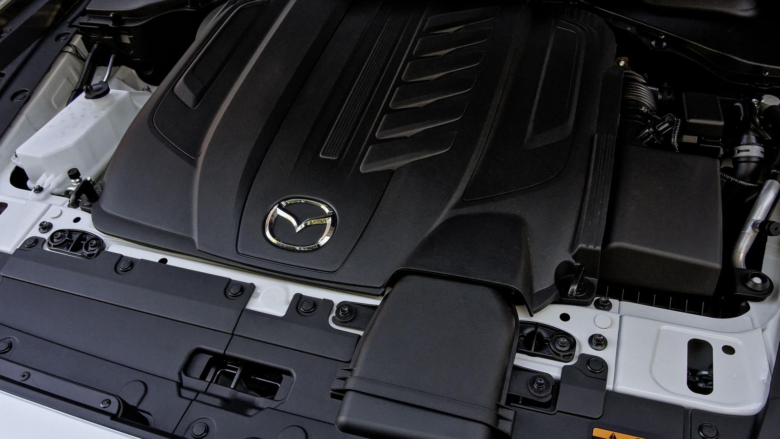 El seis cilindros desempeña mejor que uno de cuatro objetivos como el del par con menor carga, donde el nuevo proceso de combustión aporta eficiencia.