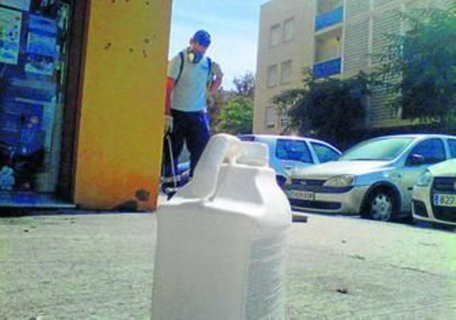 Un operario de una empresa de desinsectación realiza trabajos de fumigación en una comunidad de El Juncal.