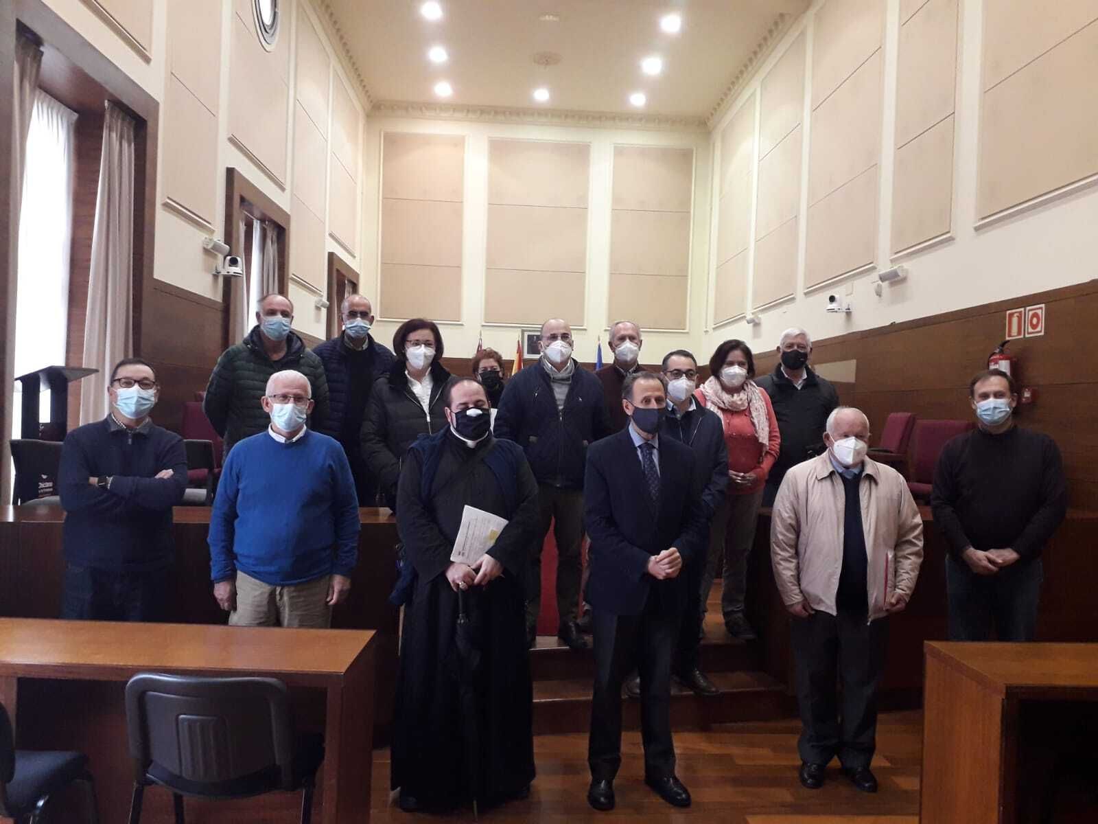 El alcalde con representantes de colectivos sociales en el Salón del Plenos del Consistorio chiclanero.