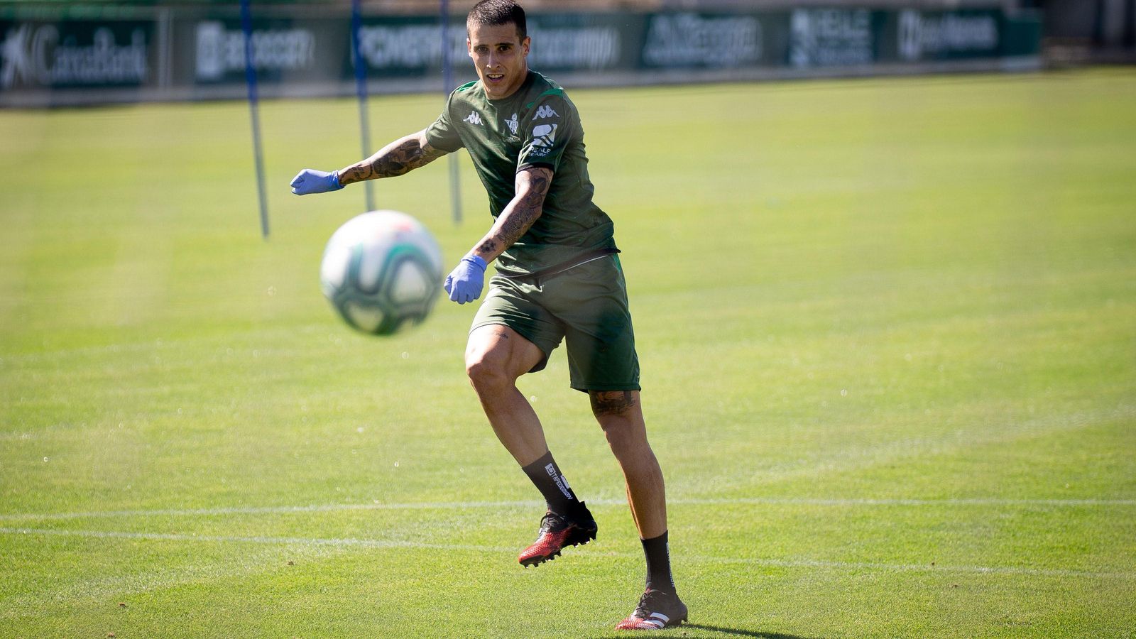 Tello remata a portería en un entrenamiento.