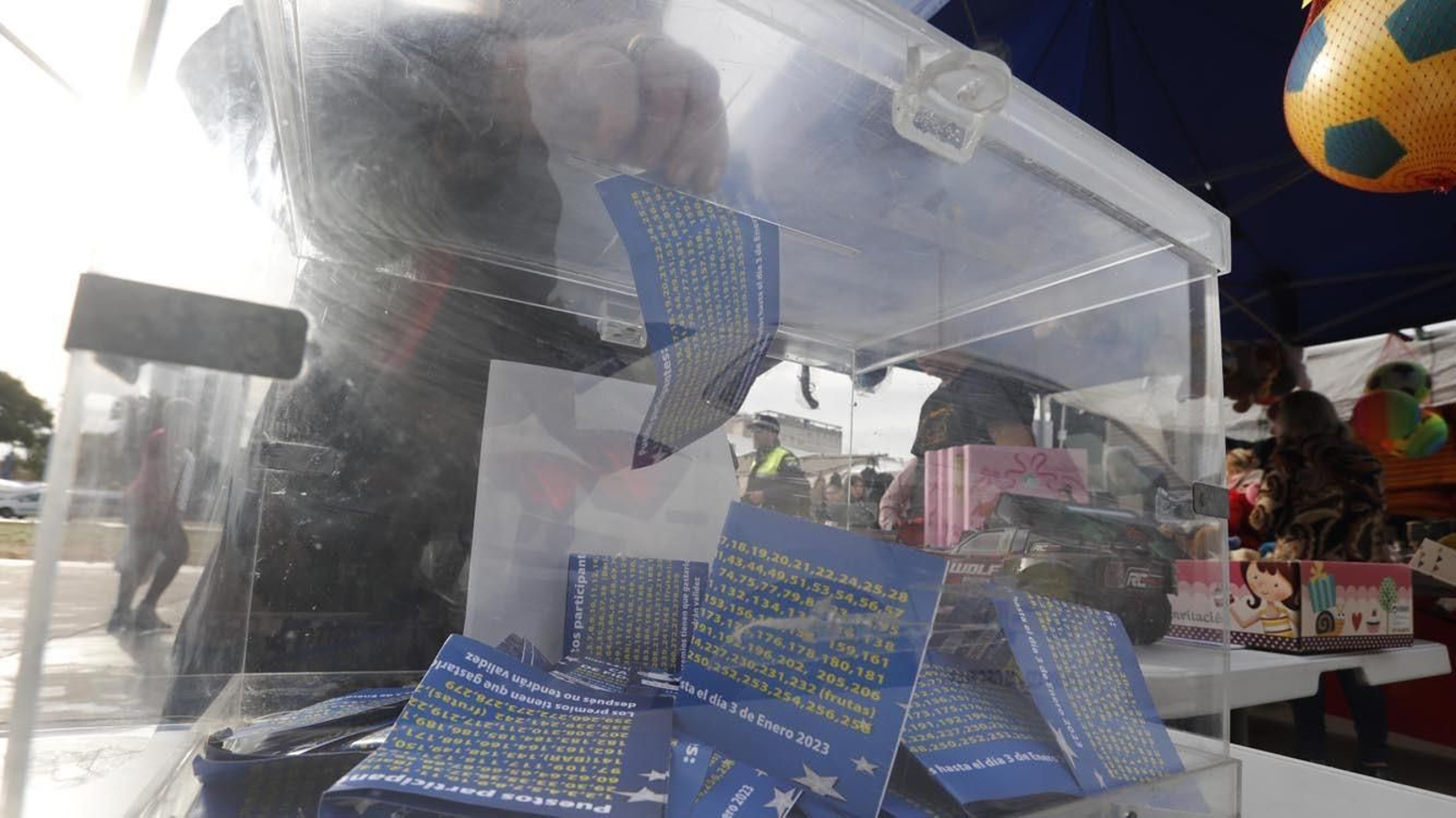 Las fotos de Reyes Magos 98, durante el mercadillo solidario para la recogida de juguetes