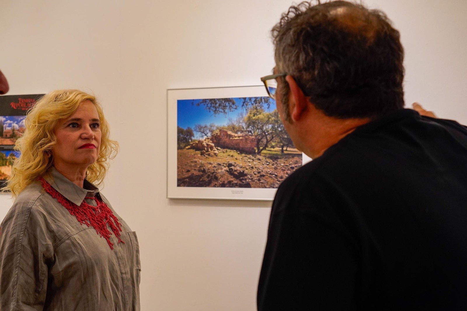 Imágenes de la inauguración de la exposición 'Ermitas de repoblación en la Sierra de Huelva' por La diputada de Cultura, Gracia Baquero, y el autor de la exposición, Jorge Garrido.