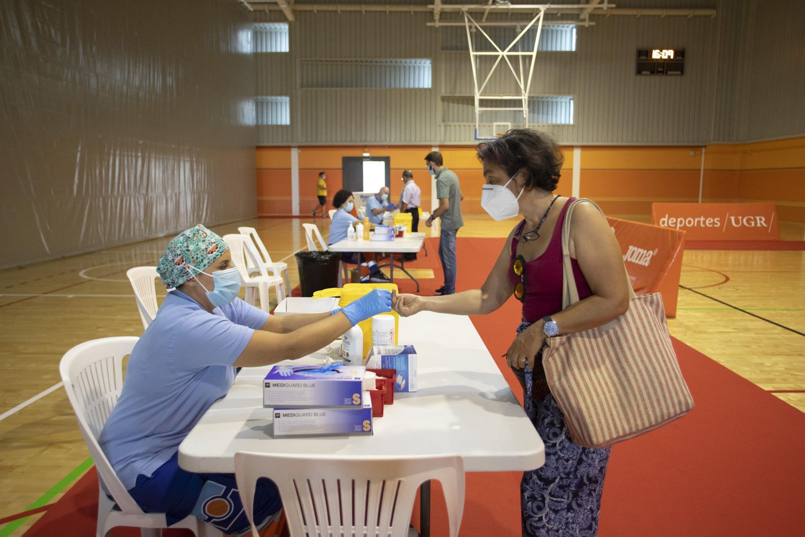 Una sanitaria realiza la prueba del Covid-19 en Granada.