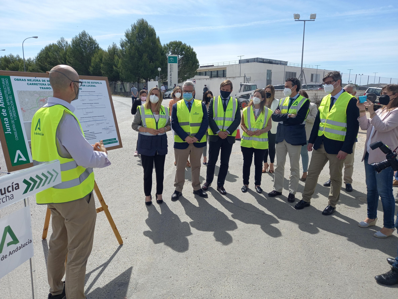 Las autoridades visitan las obras.