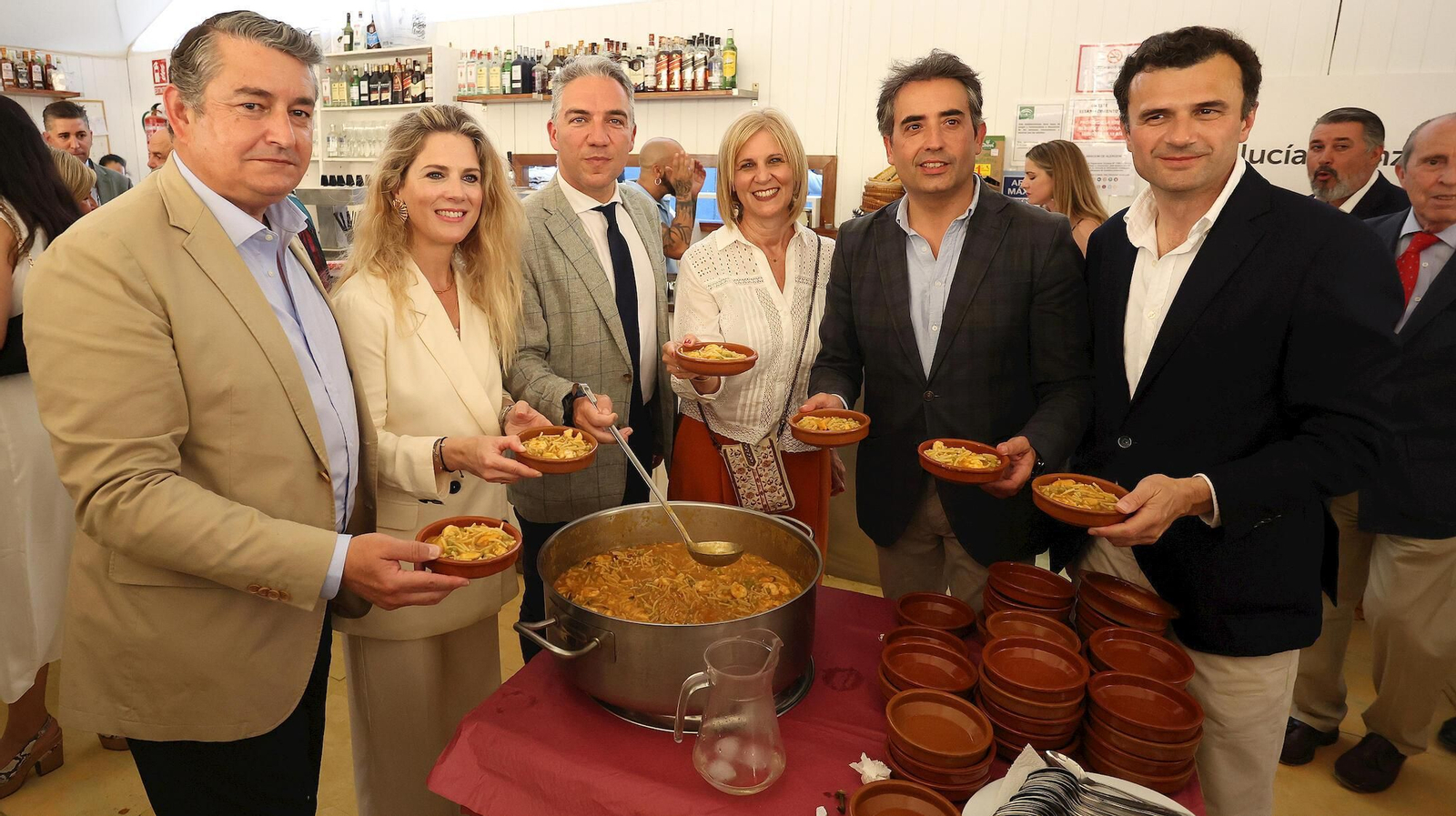 Bendodo, con los compañeros de partido, en la caseta del PP. Bendodo, con los compañeros de partido, en la caseta del PP.