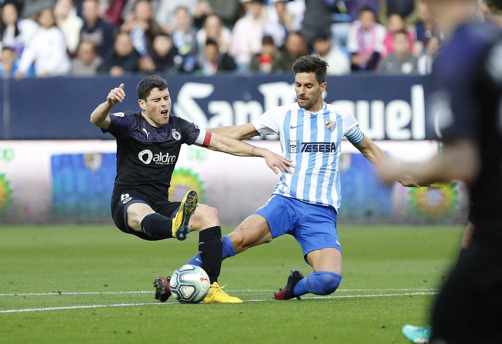 Adrián durante un lance del partido contra el Racing de Santander.