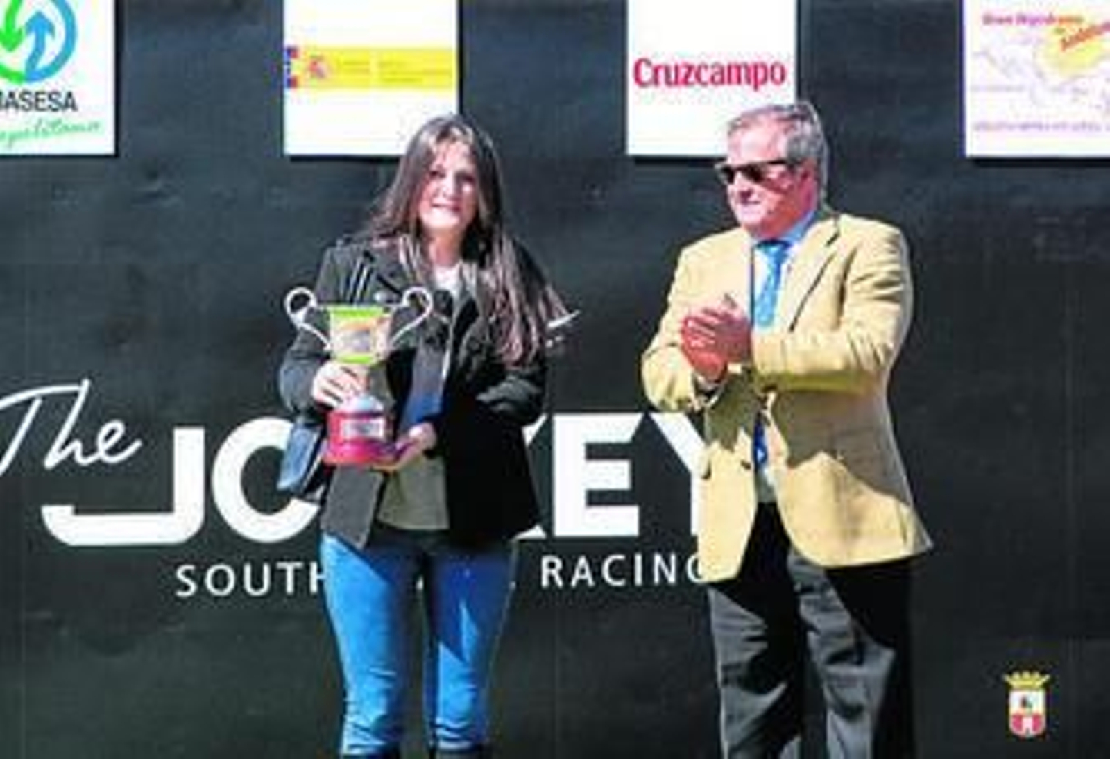 Rafael Hidalgo, presidente de la Sociedad, entregó el galardón.