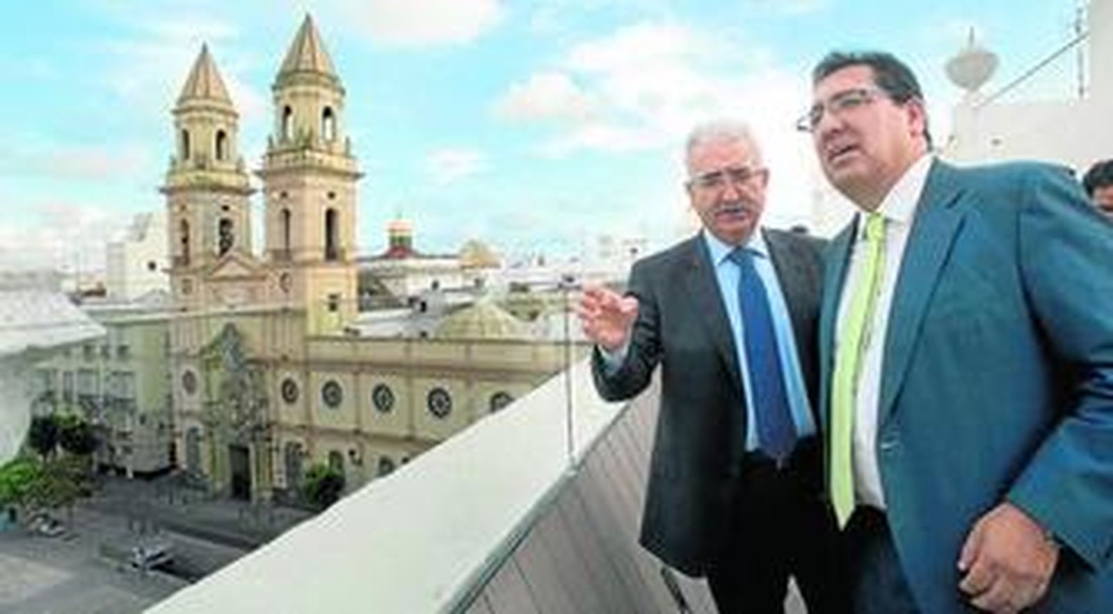 Manuel Jiménez Barrios (izquierda) y Antonio Pulido, ayer en la terraza que corona la Casa Pemán en la plaza de San Antonio.