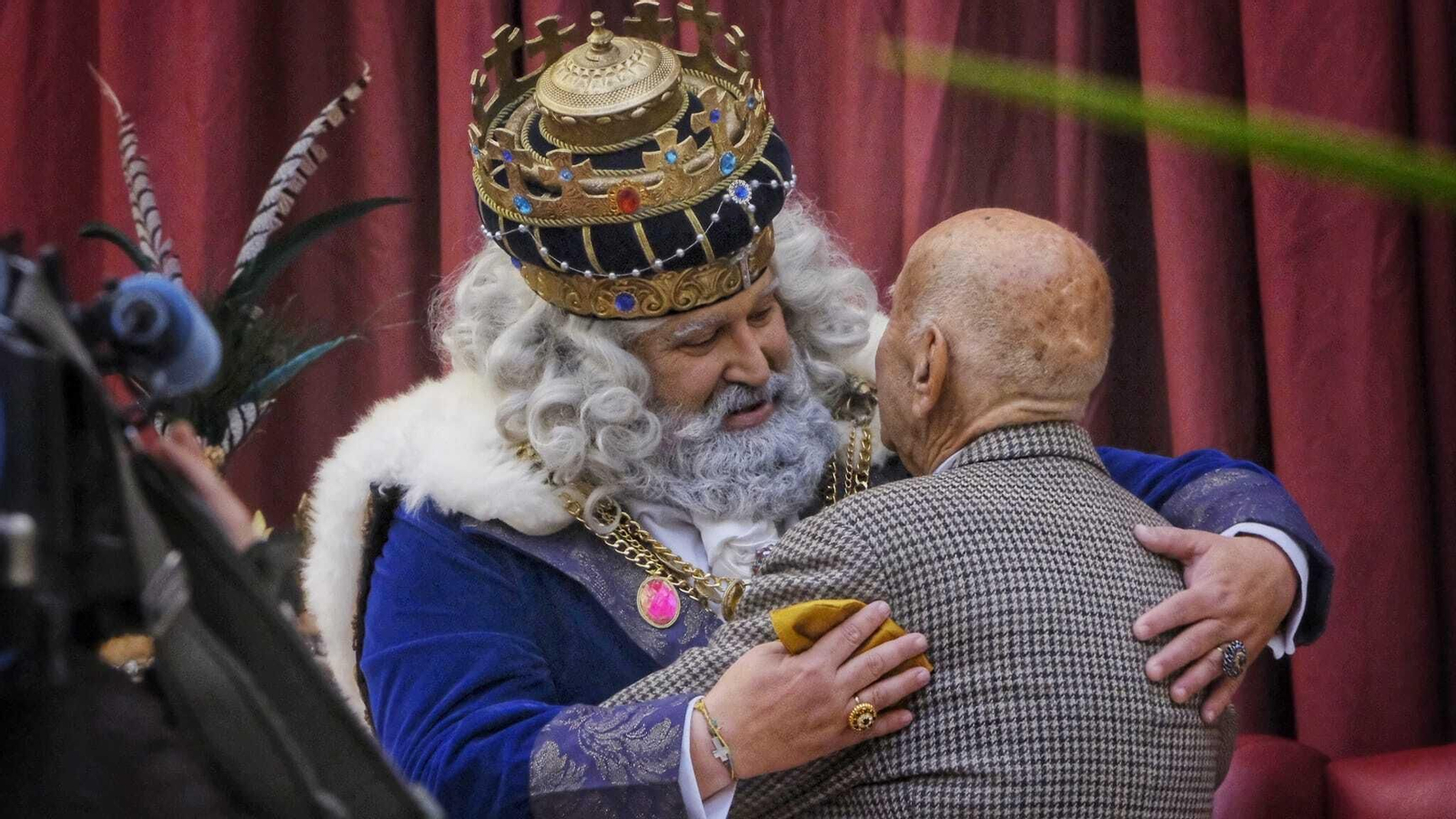 Melchor saluda a un residente de Fragela.