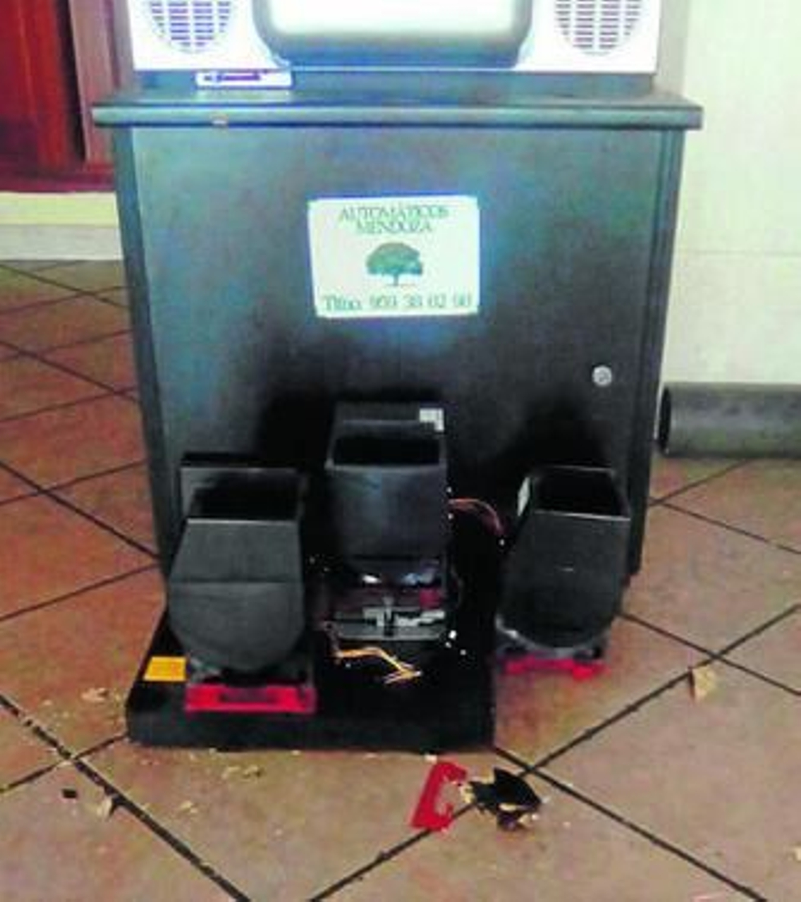 La máquina tragaperras del bar Yomada, destrozada tras el robo.