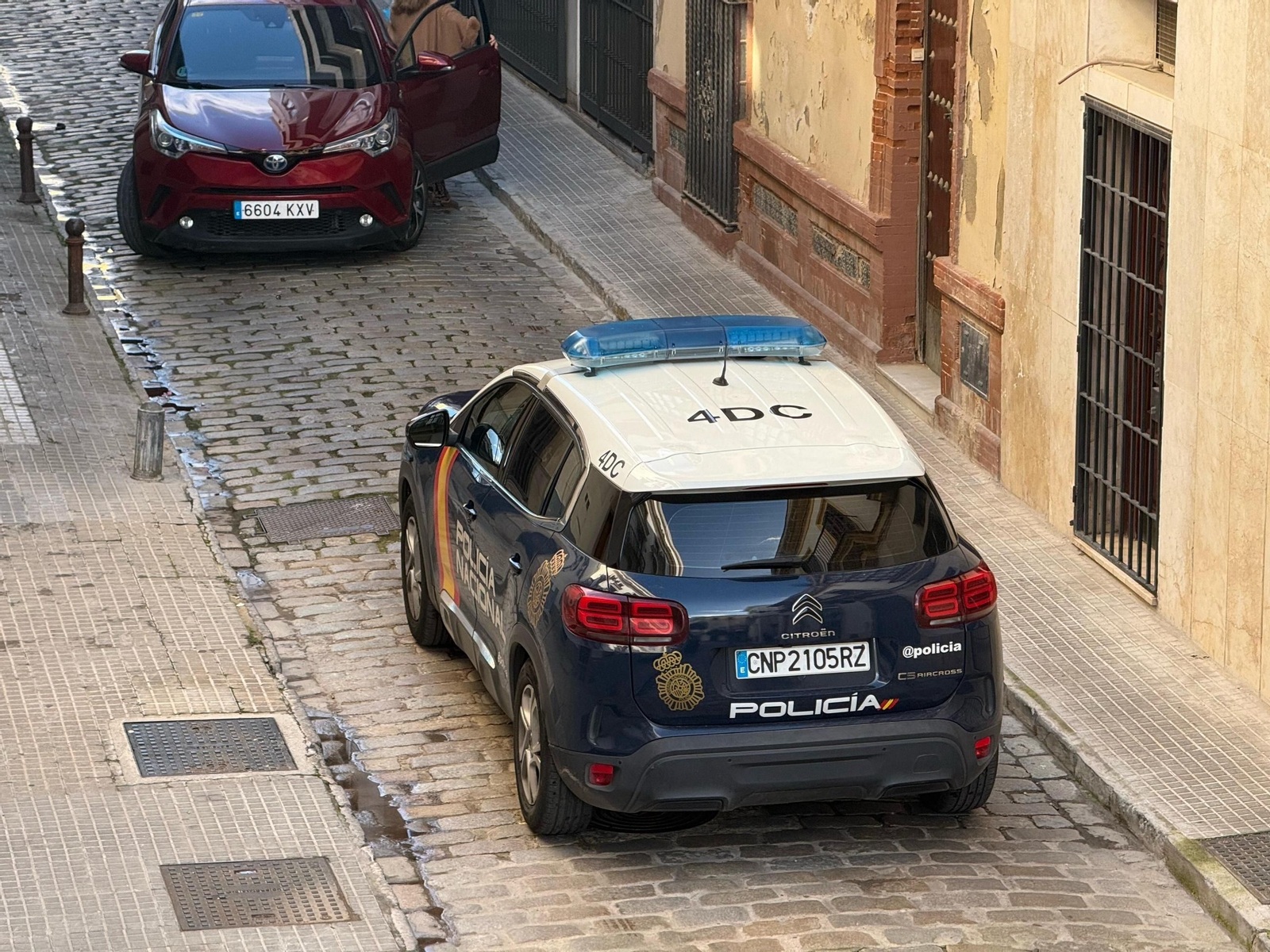 El coche de la Policía Nacional, accediendo a la calle Naranjas.