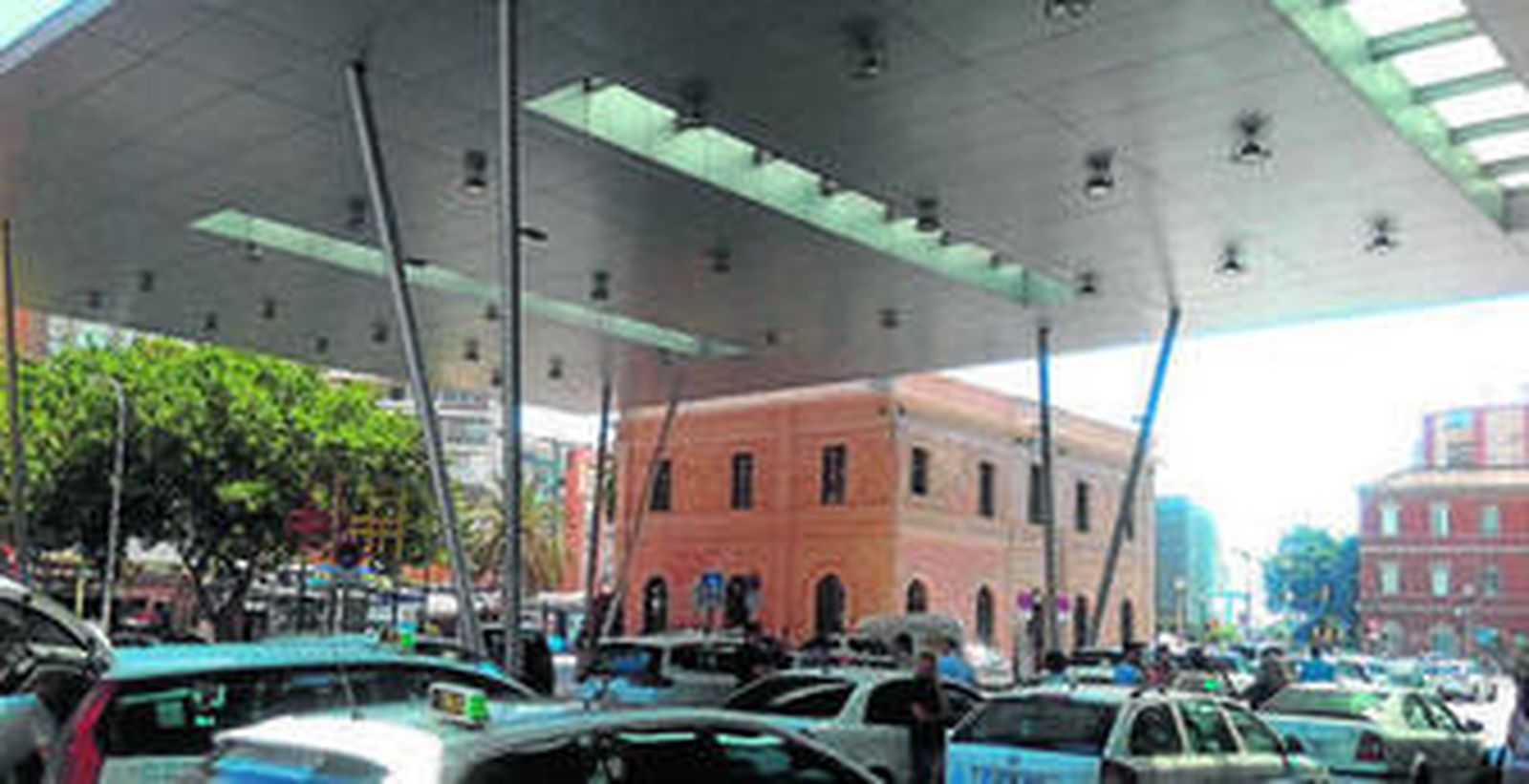 Taxis paralizados en señal de protesta.