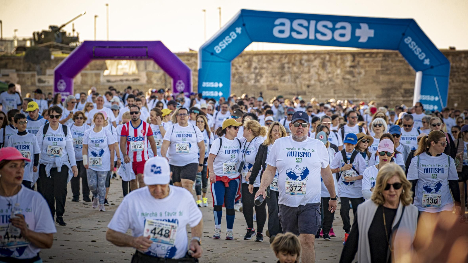 Búscate entre las imágenes de la  ‘I Marcha a favor del autismo’ en Cádiz