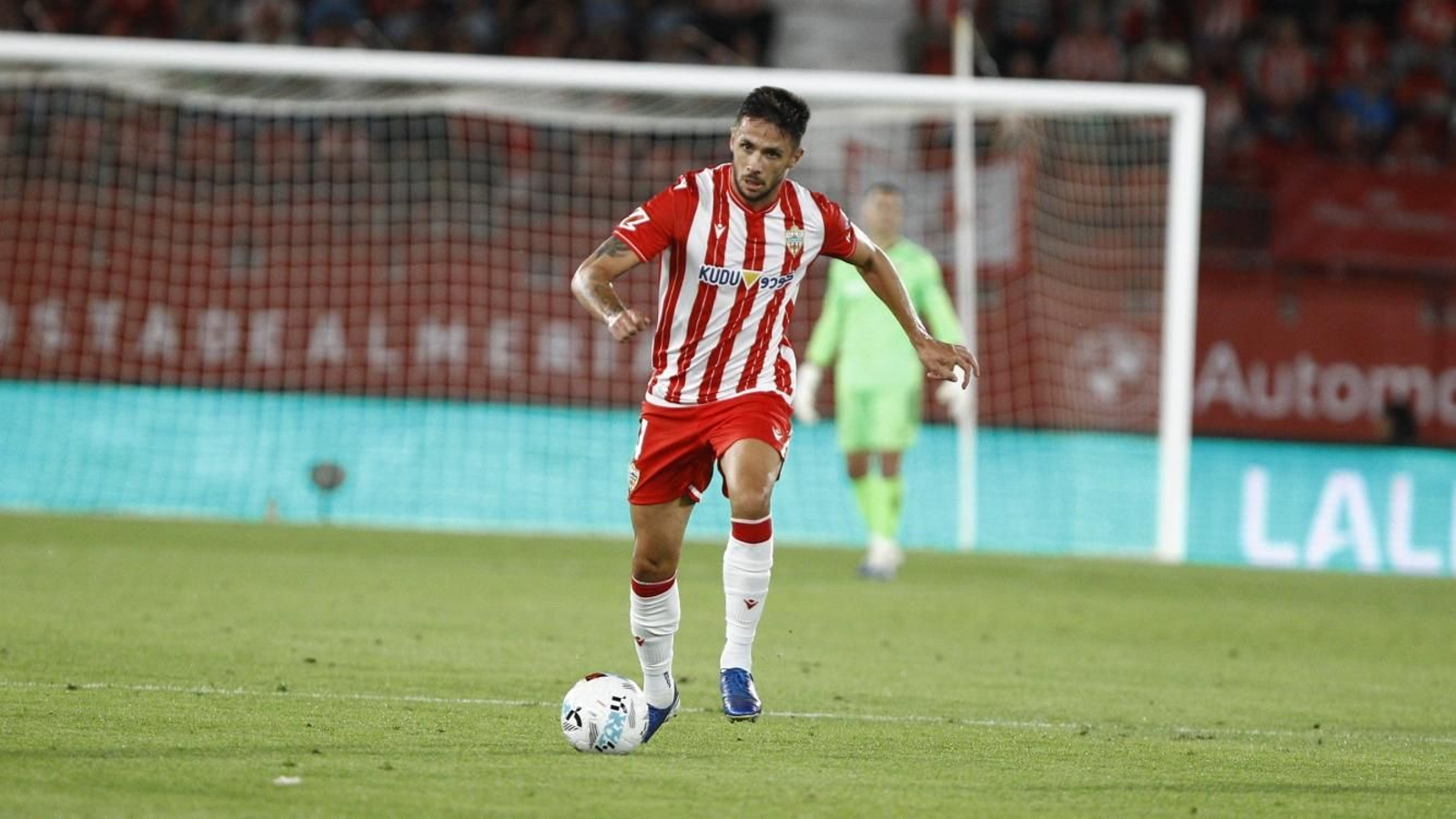 Nelson Monte avanza con el esférico en el duelo de la pasada semana ante el Castellón.