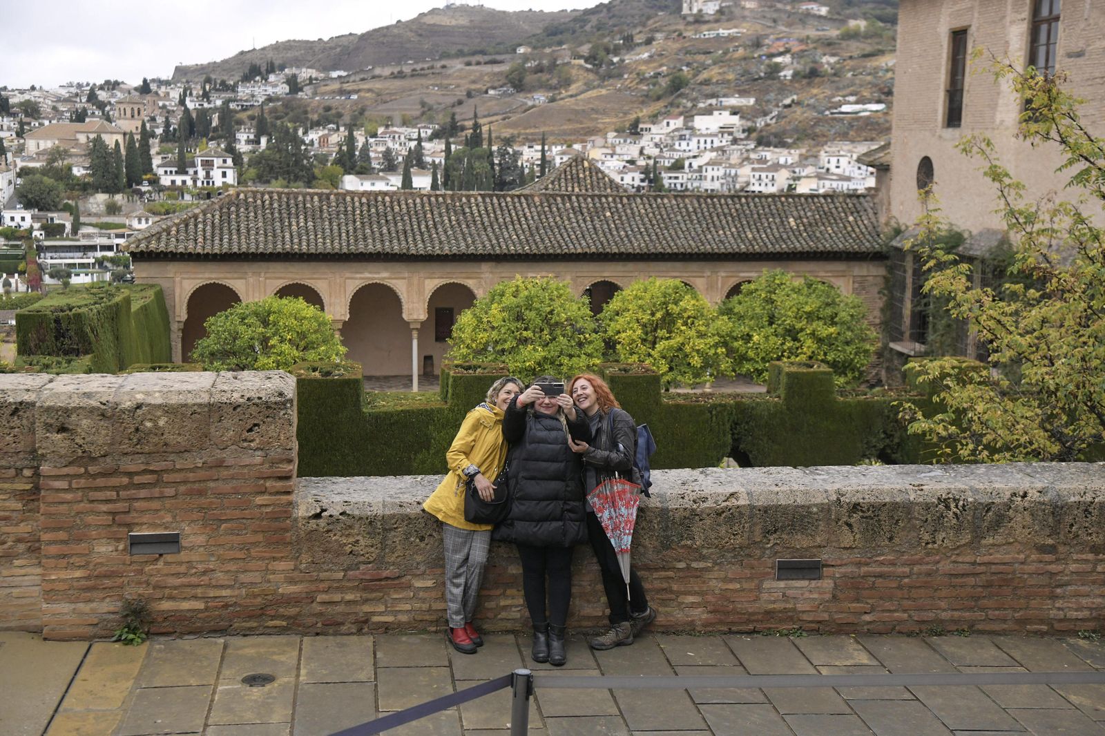 Turistas se hacen un 'selfie' en la Alhambra