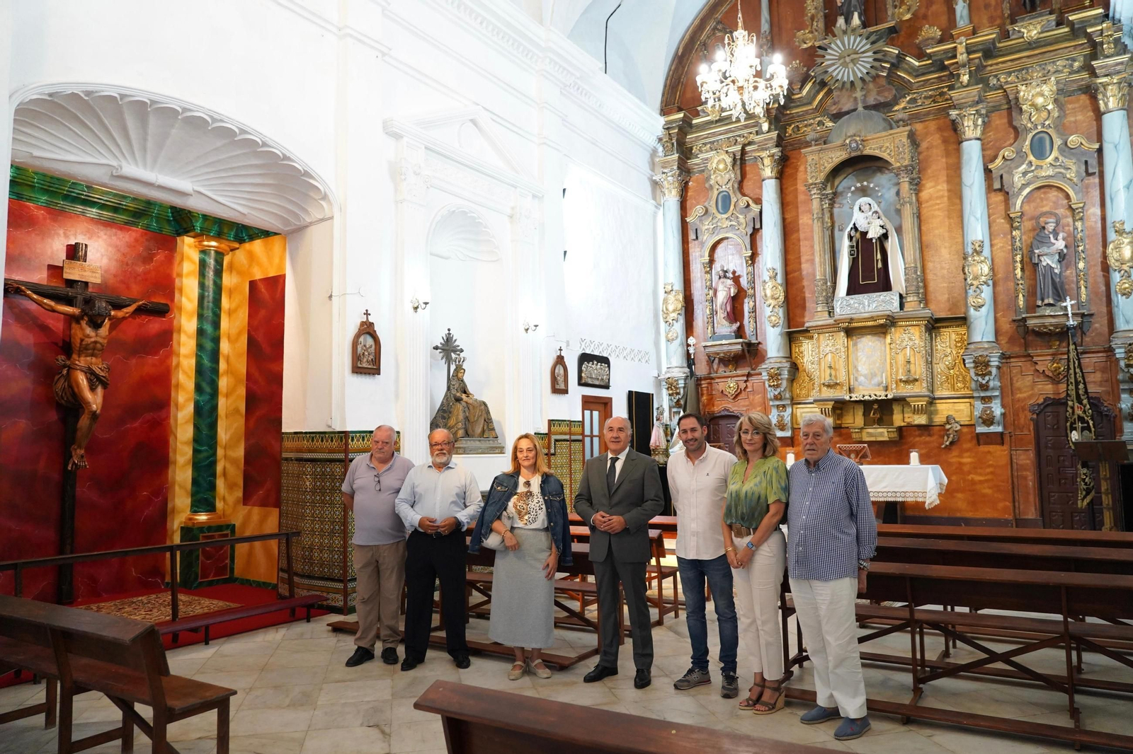 El alcalde, José Ignacio Landaluce, la delegada de Cultura, Pilar Pintor, junto a miembros de la Hermanda del Buena Muerte, en su visita a la Capilla de San Antón.