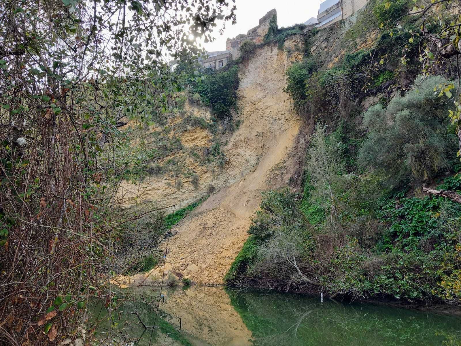 Aspecto del corrimiento en la Peña de Arcos cercano a las viviendas