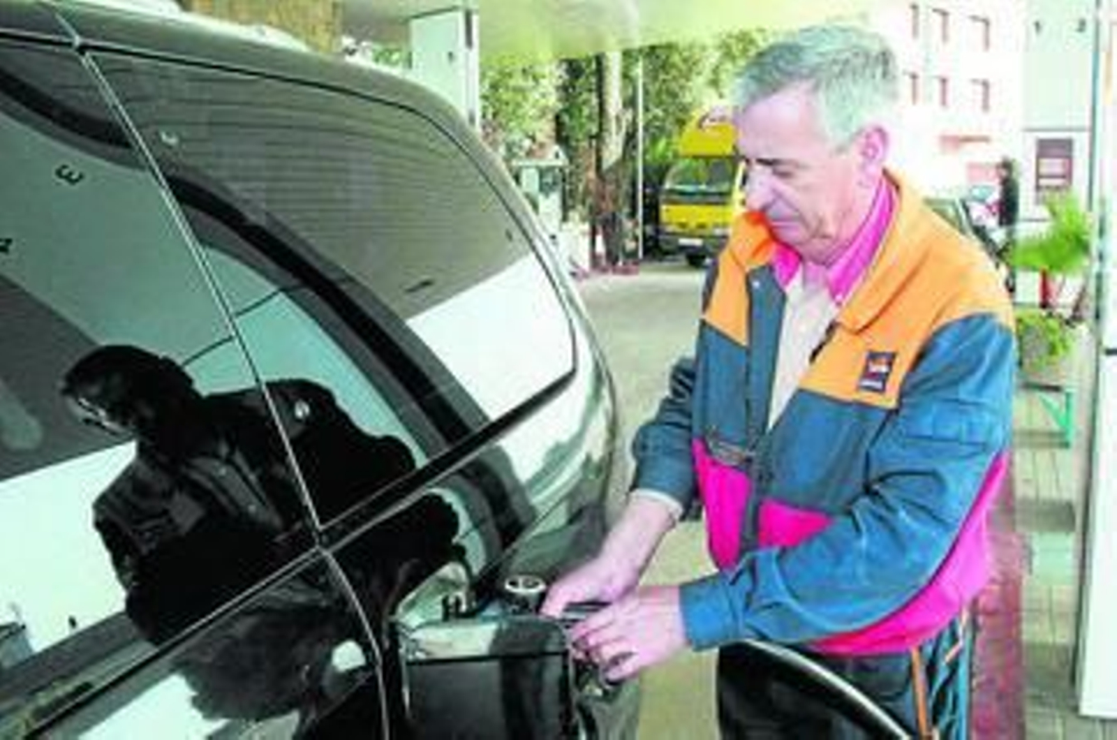 Un operario echa carburante en el depósito de un vehículo en una gasolinera de Huelva.
