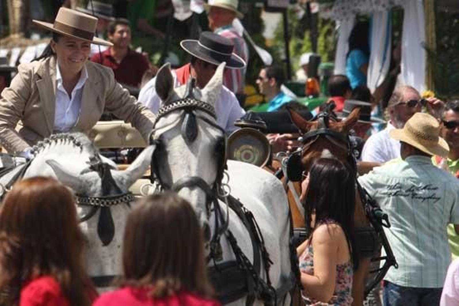 El Cristo de la Almoraima atrae a más de 7.000 devotos. Un centenar de jinetes y 14 carretas acompañan al cortejo en procesión por el municipio

Foto: Paco Guerrero