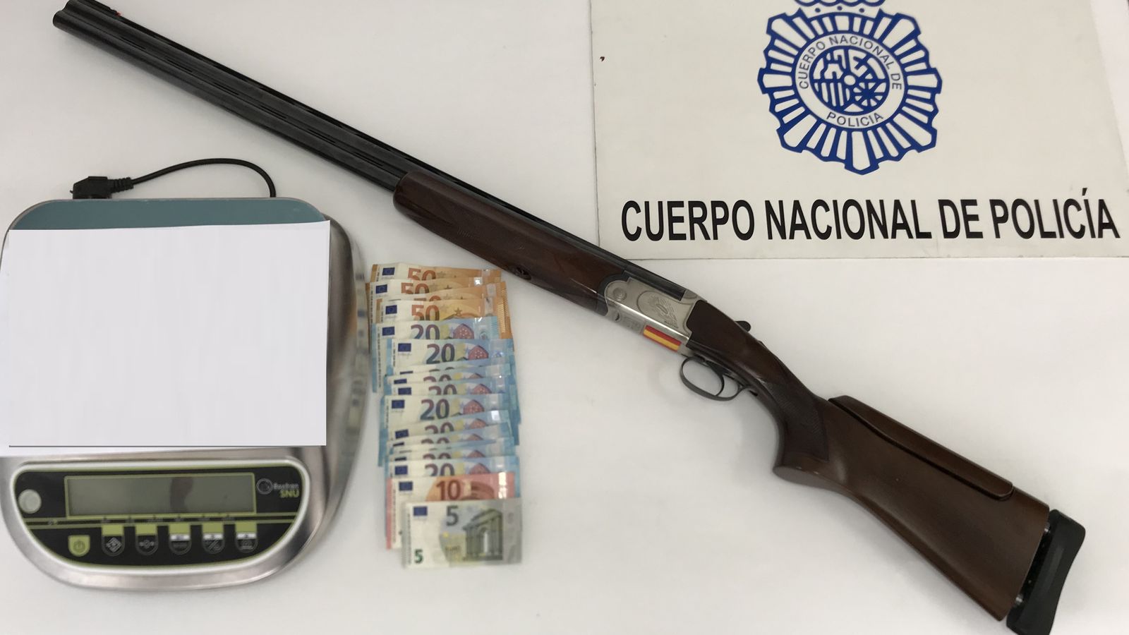 Balanza digital, dinero en efectivo y una escopeta intervenida durante el registro de la nave