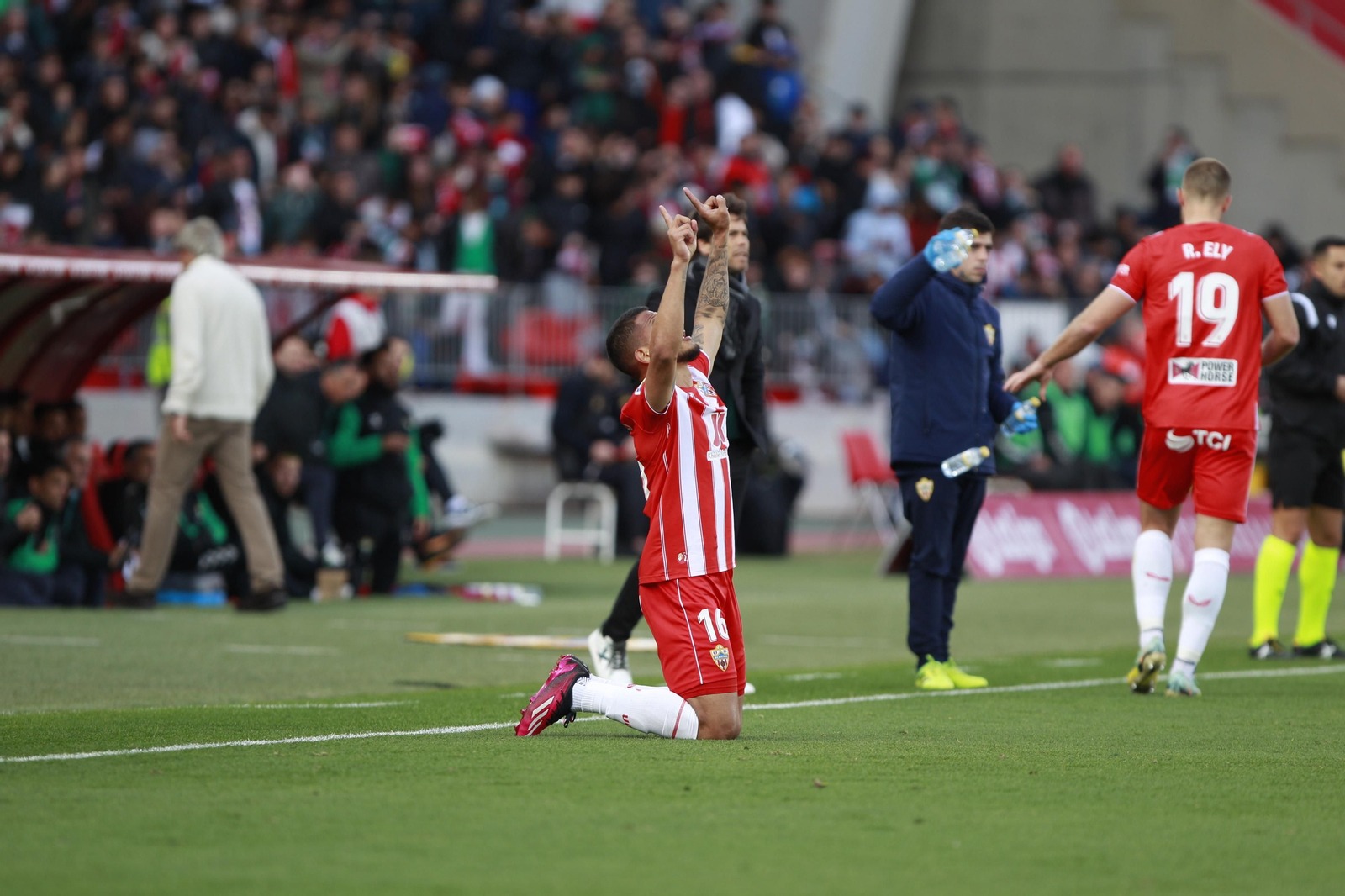 Imágenes del partido de fútbol U.D. Almería-Real Betis Balompié