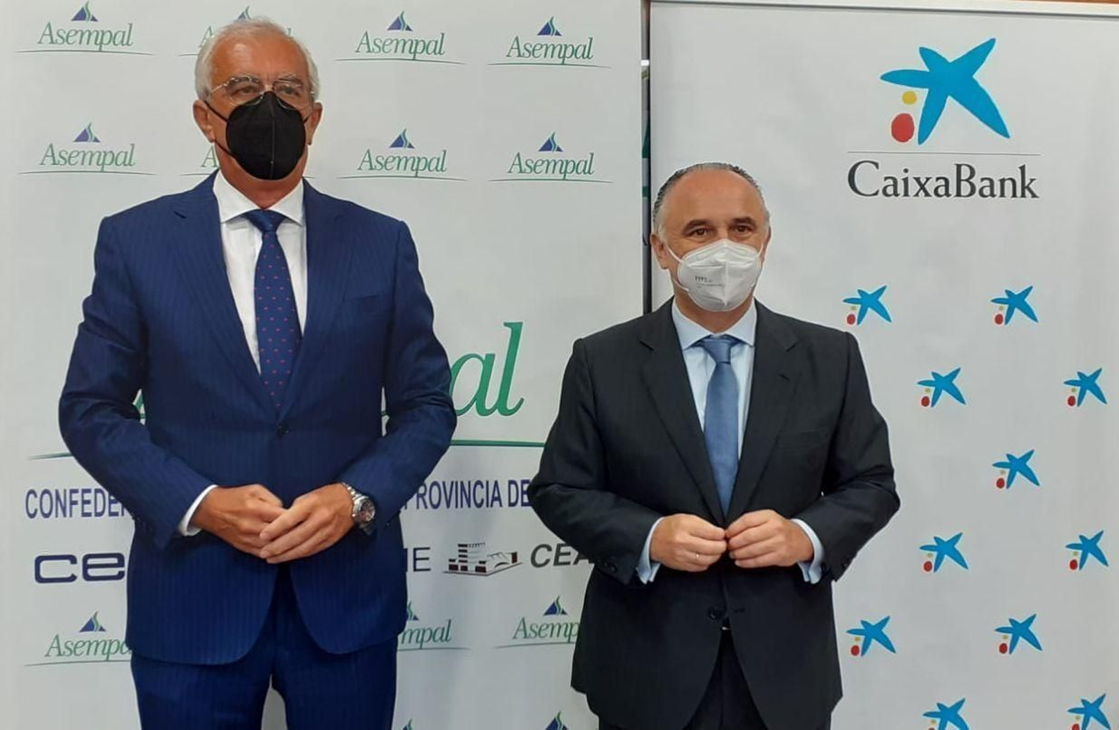José Cano y Juan Ignacio Zafra al sellar su alianza entre Asempal y CaixaBank para difundir los Next Generation entre las empresas de Almería