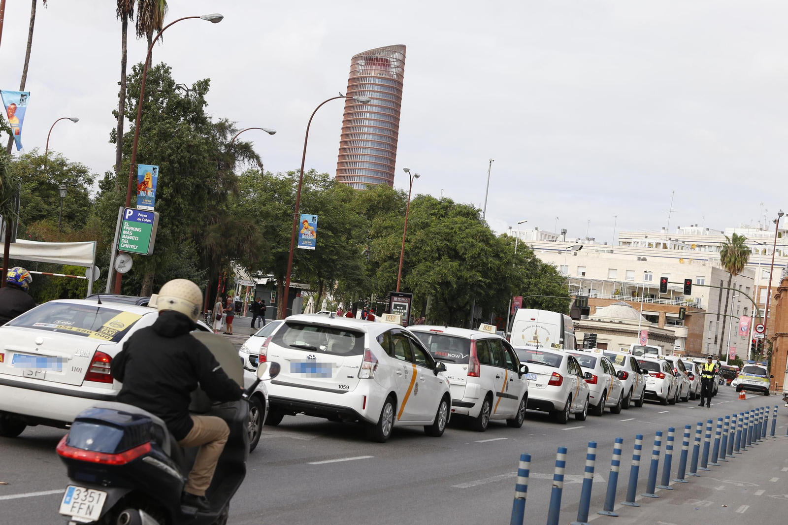 Parte de la caravana de taxis que han participado en la protesta por las calles de Sevilla.