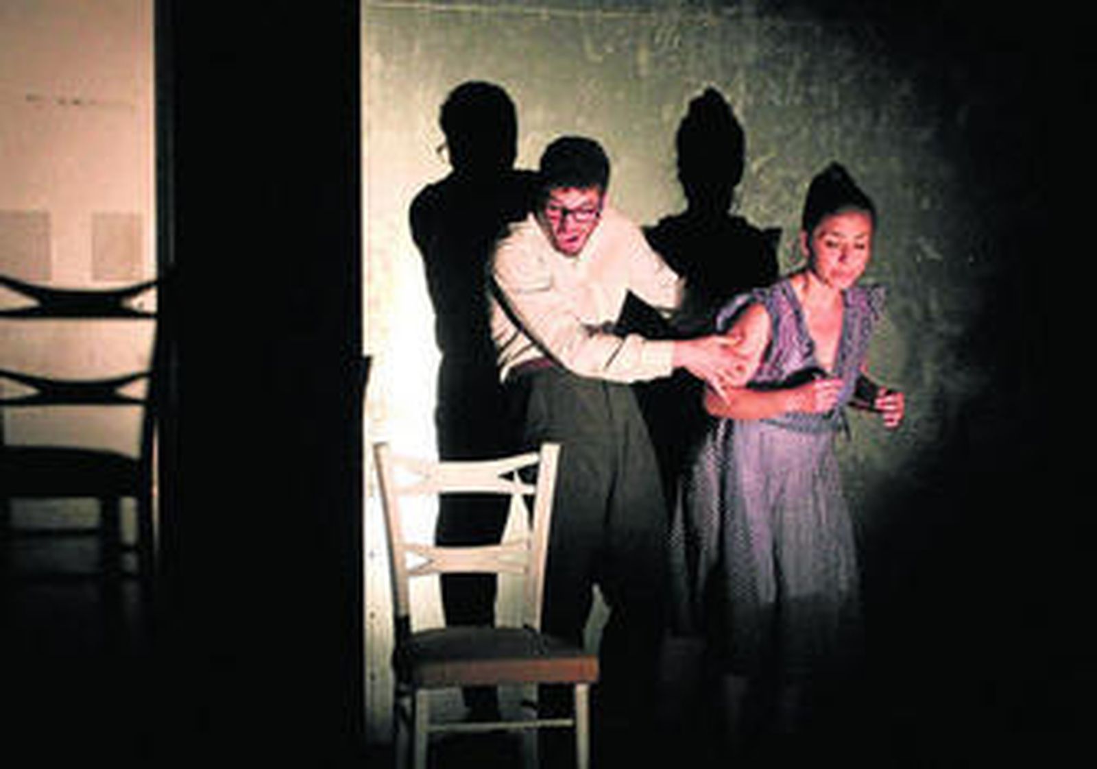 Imagen de dos escenas de la obra 'Se puede tocar', ayer en AlCultura de Algeciras.