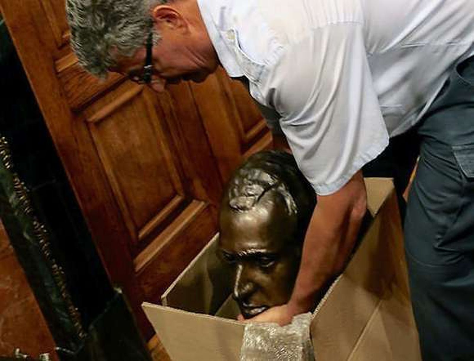 El Gobierno requiere a Colau que ponga la efigie del Rey en el salón de sesiones