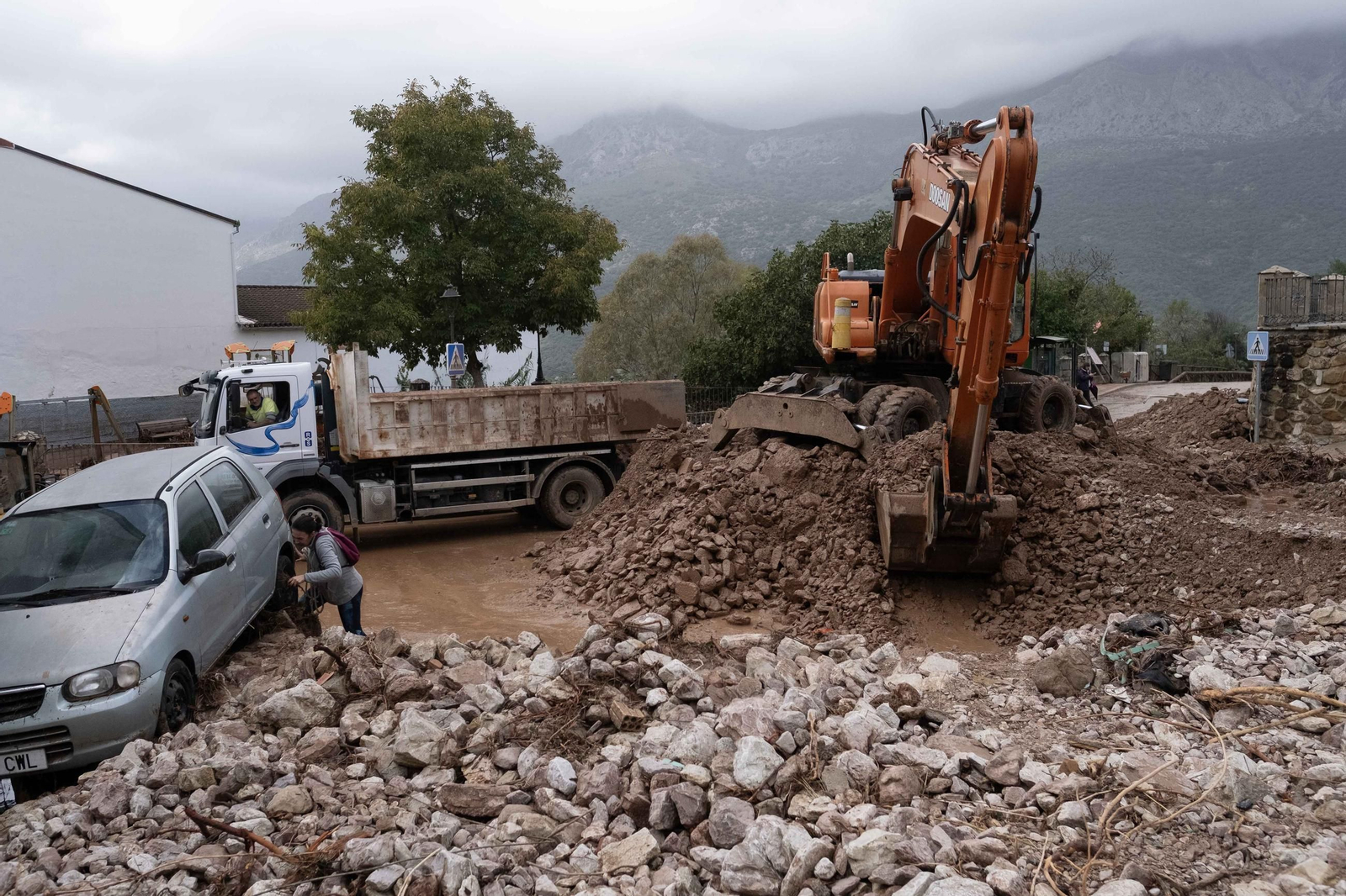 Riada de lodo y piedras en Jimera de Líbar, en fotos
