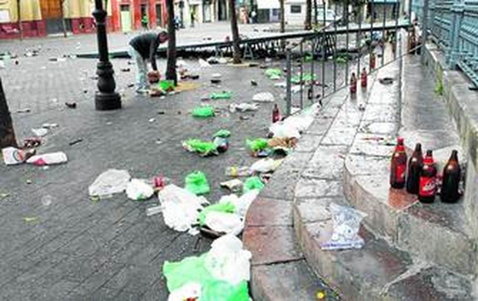 La suciedad se acumuló en El Salvador durante la convocatoria de huelga general del 29-M.