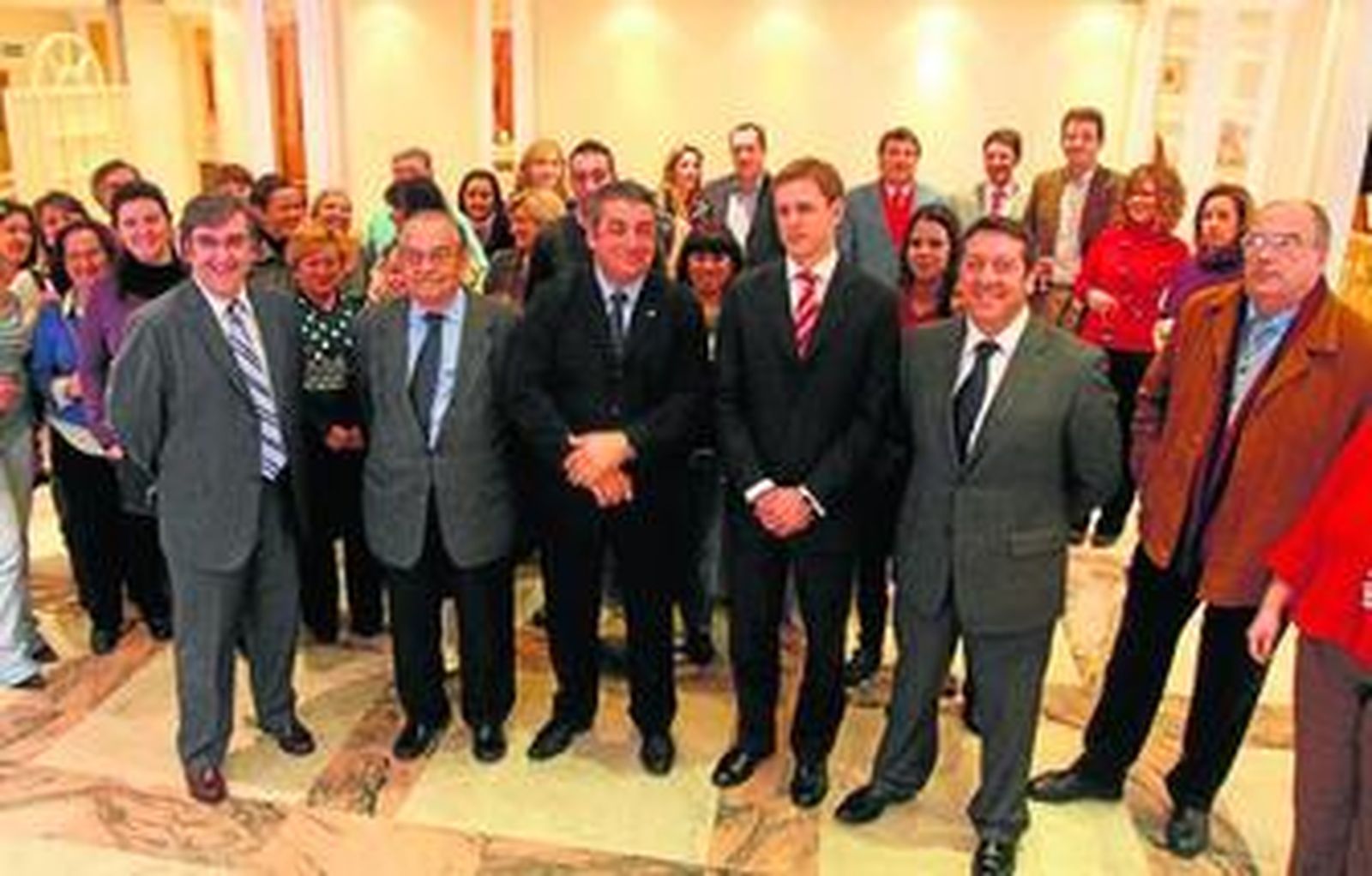 Los responsables de la gestión  del hotel junto a los invitados a la inauguración