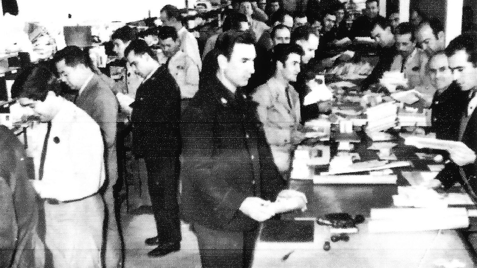 Personal de Correos realizando tareas de clasificación, embarriado y matasellado