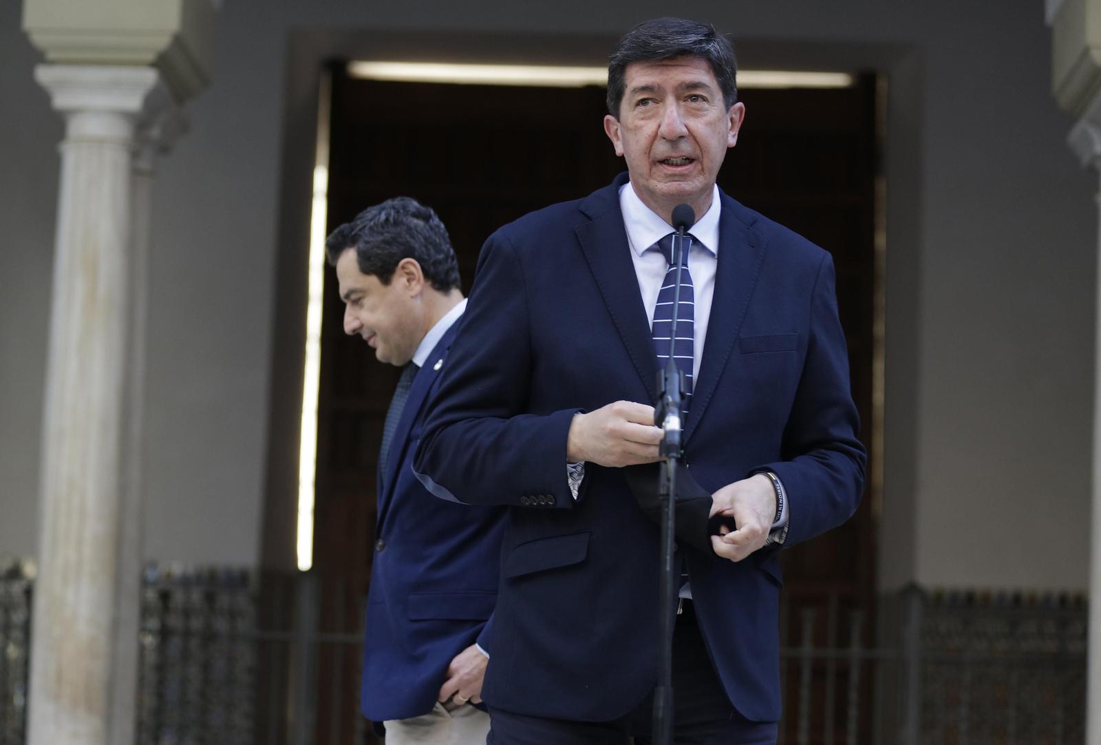 Juan Marín; detrás, Juanma Moreno.