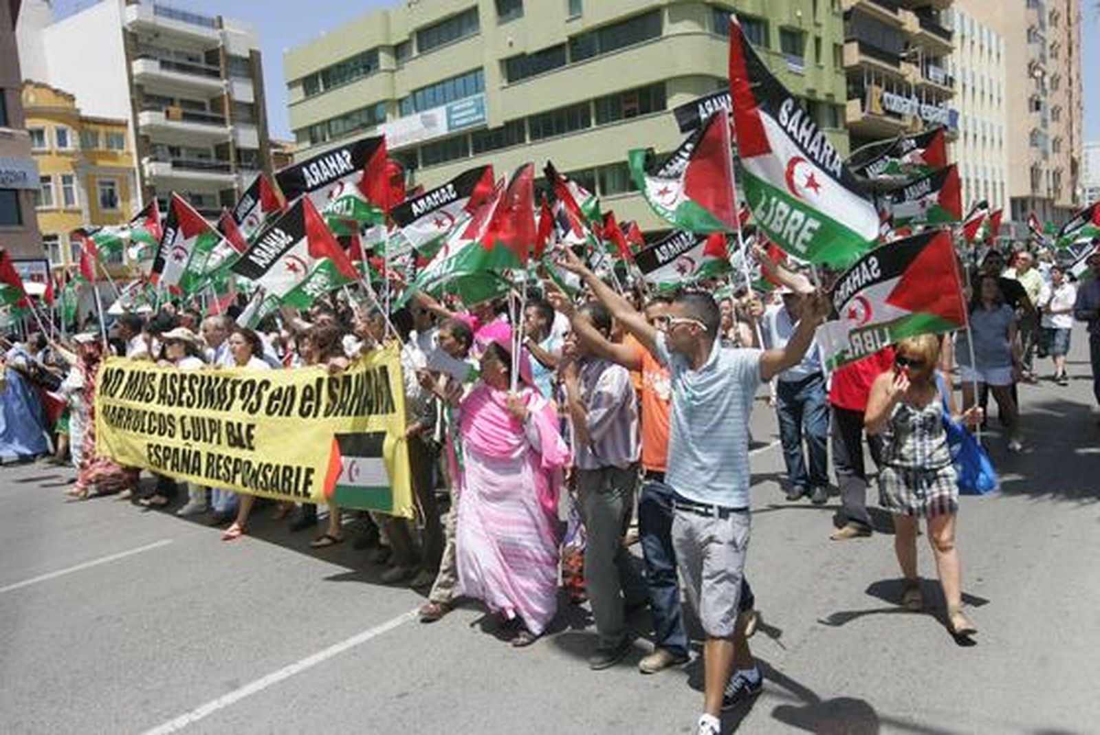 Unas 200 personas reclaman el Sahara libre antes el Consulado de Marruecos donde les responden unos 30 marroquíes gritando y besando la bandera de su país./Fotos:J.M.Quiñones

Foto: J.M.Q.