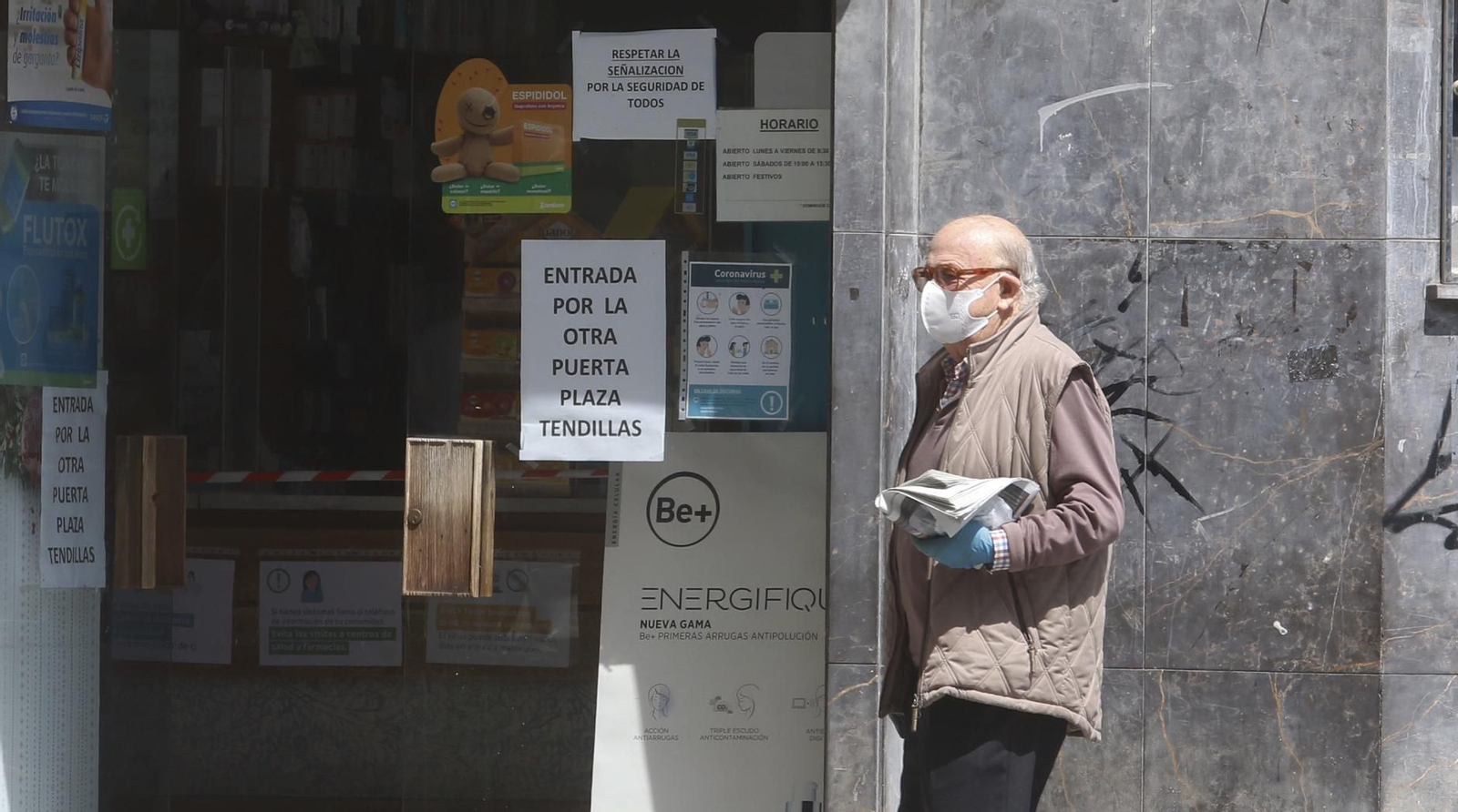 Un hombre camina por el entorno de Las Tendillas protegido con su mascarilla.