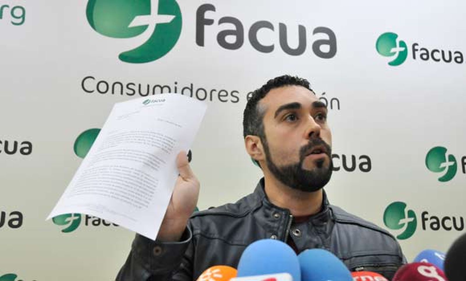 Facua denuncia a un bar sevillano por incumplir la Ley Antitabaco