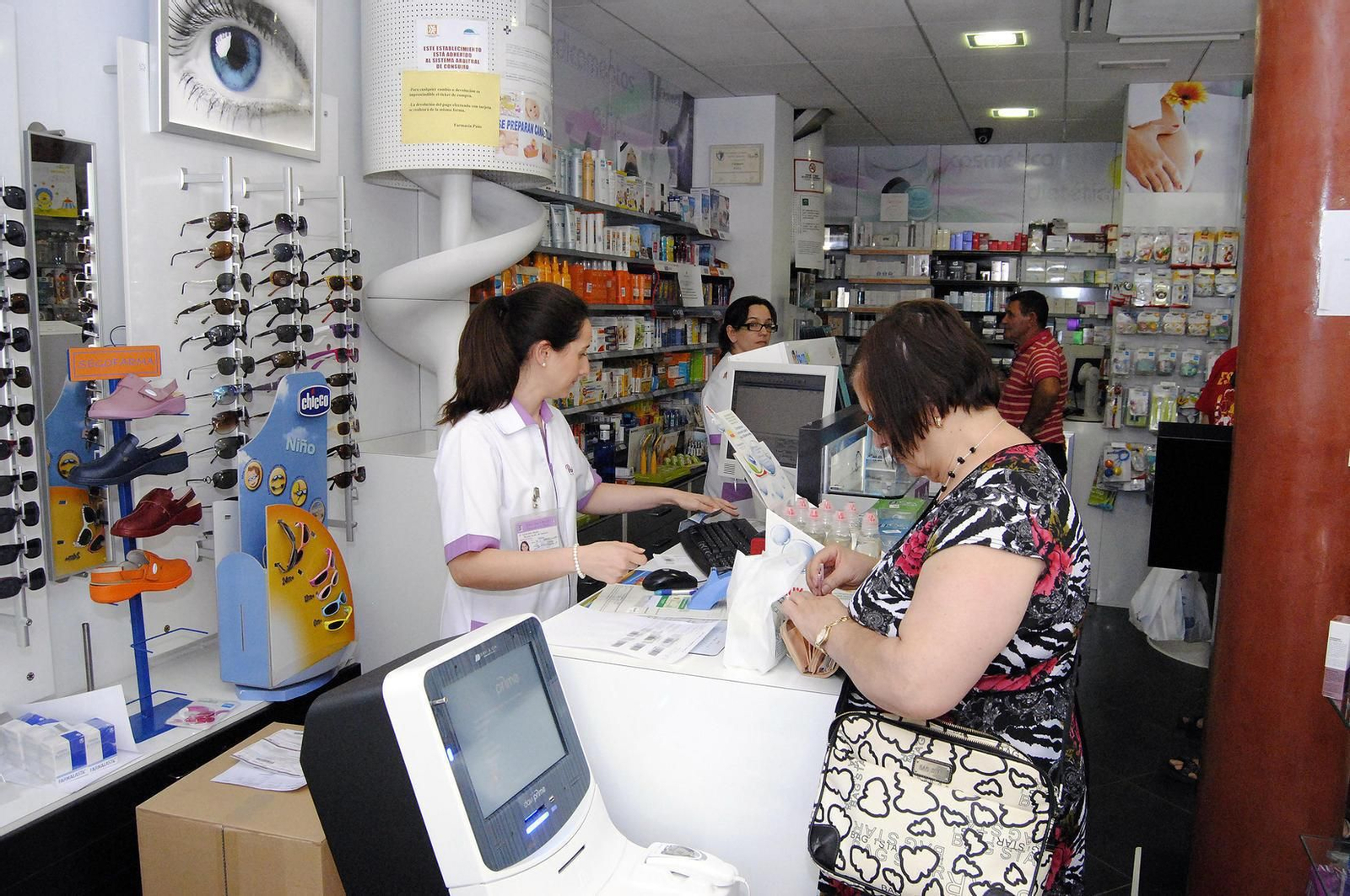 Interior de una farmacia de la capital.